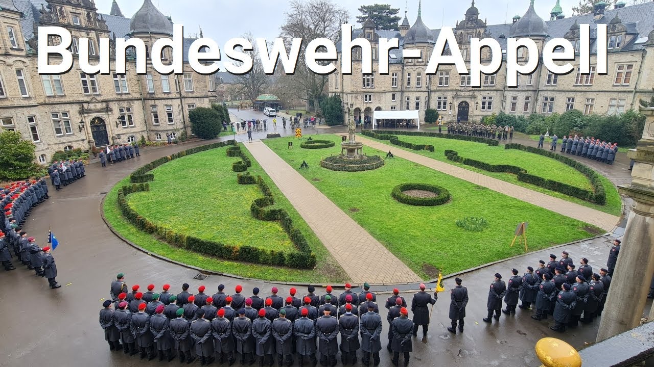 Bundeswehr feiert Appell vor traumhafter Kulisse am Schloss Bückeburg: USH LehrGrp D und Ehrenkreuze