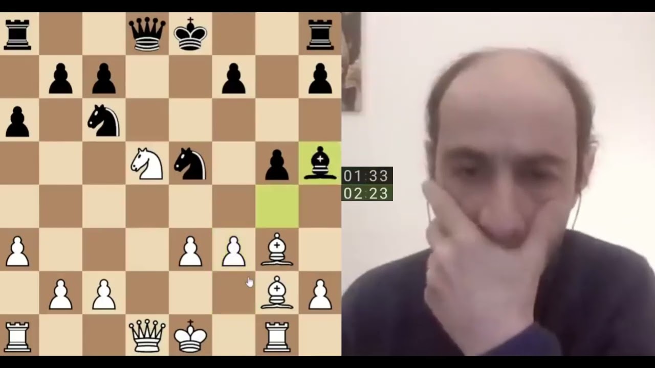 Весело он играет