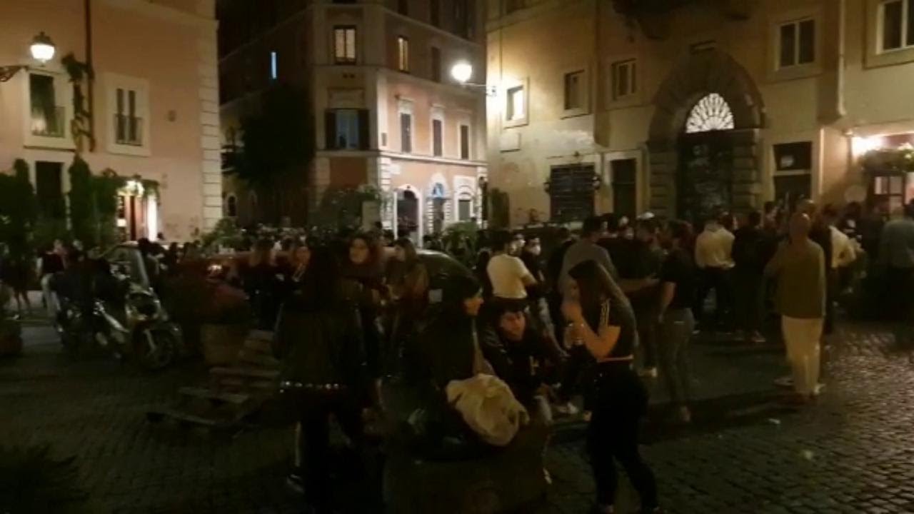Controlli a Trastevere ma dopo mezzanotte la movida è senza mascherine