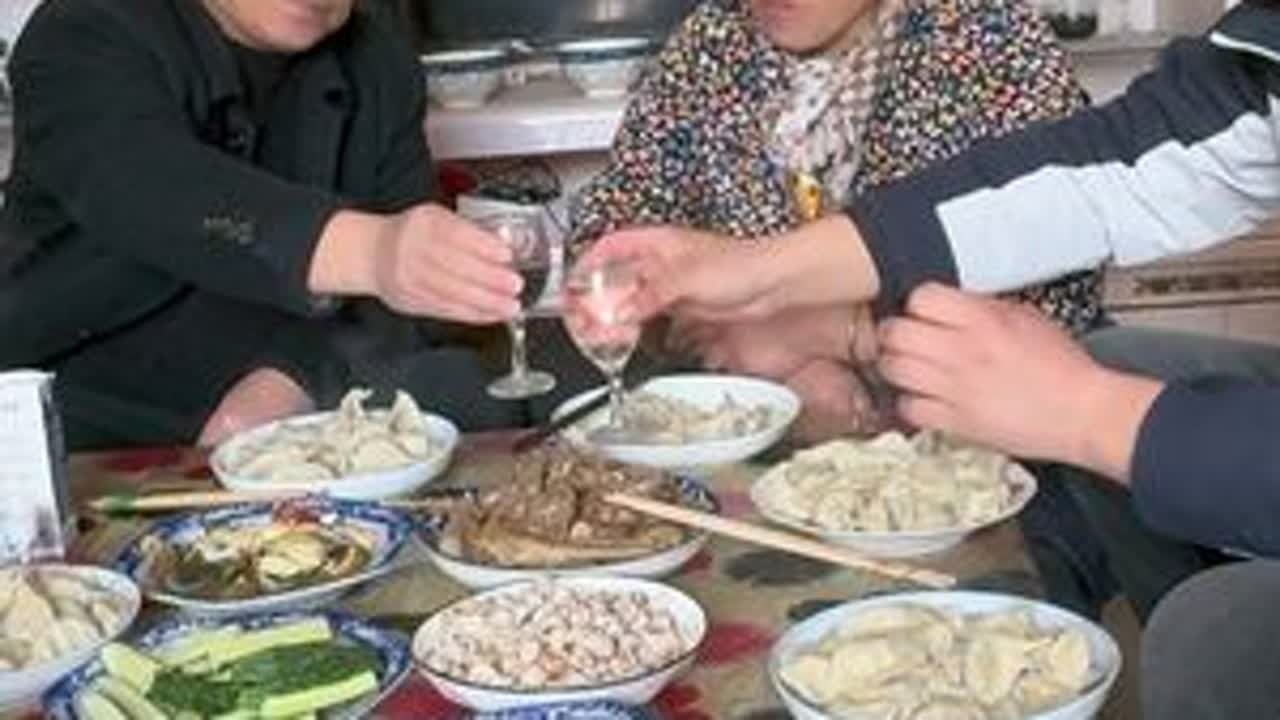 过年了过年了贴对联，包水饺，祝姐妹们新年快乐🎆🎊🎊#用抖音记录人生 #过年了#农村生活