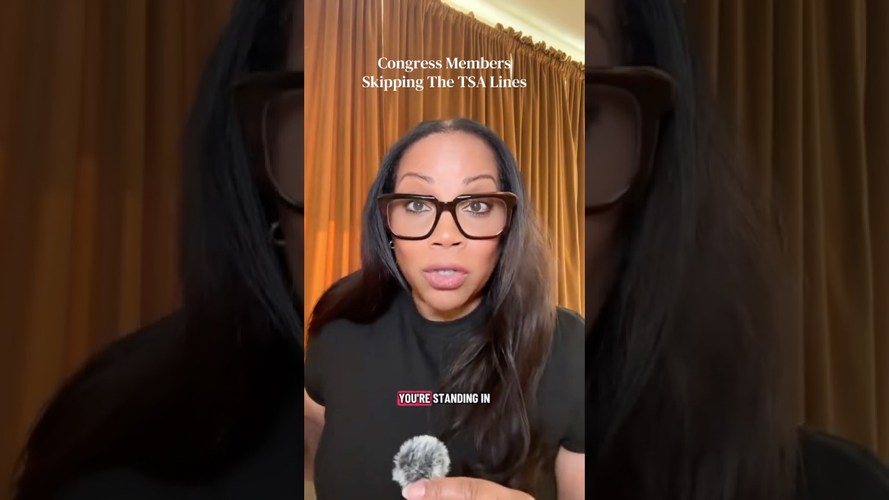 Членов Конгресса, которые обходили очереди в аэропорту, подвергли критике.