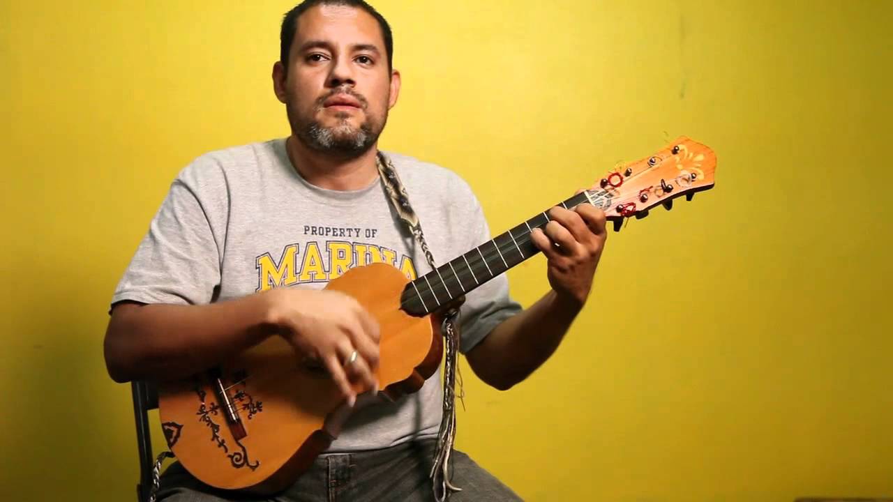 Clase De Jarana Con Andres Flores - 3 de 4