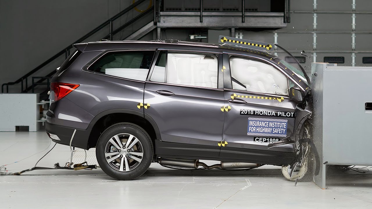 2018 Honda Pilot passenger-side small overlap IIHS crash test