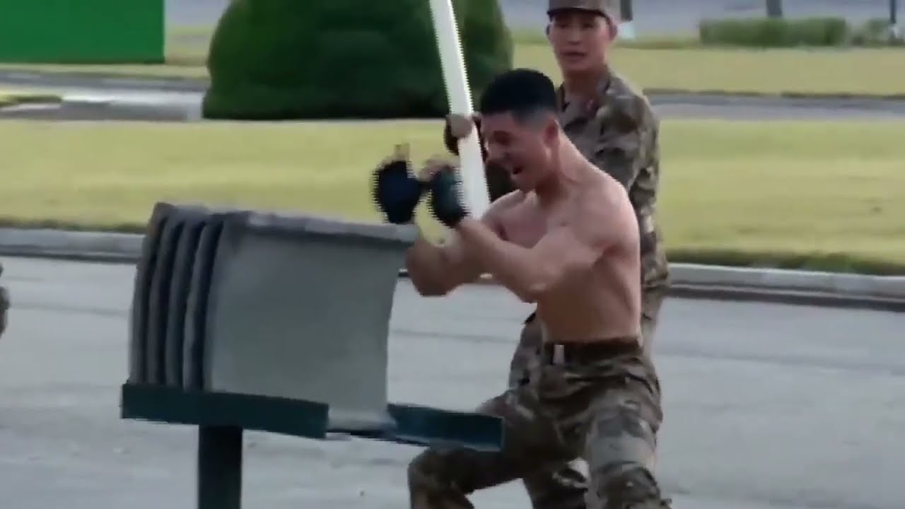 Apresentação de artes marciais dos soldados da Coreia do Norte