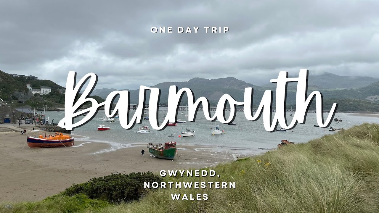 Sandy beach and mountains: an overview of the town of Barmouth в Уэльсе