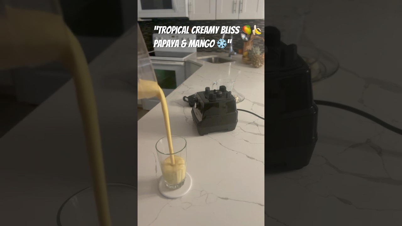 “Frosty Tropical Smoothie 🥭🍌 Papaya, Mango & Banana – Refreshing & Creamy!”