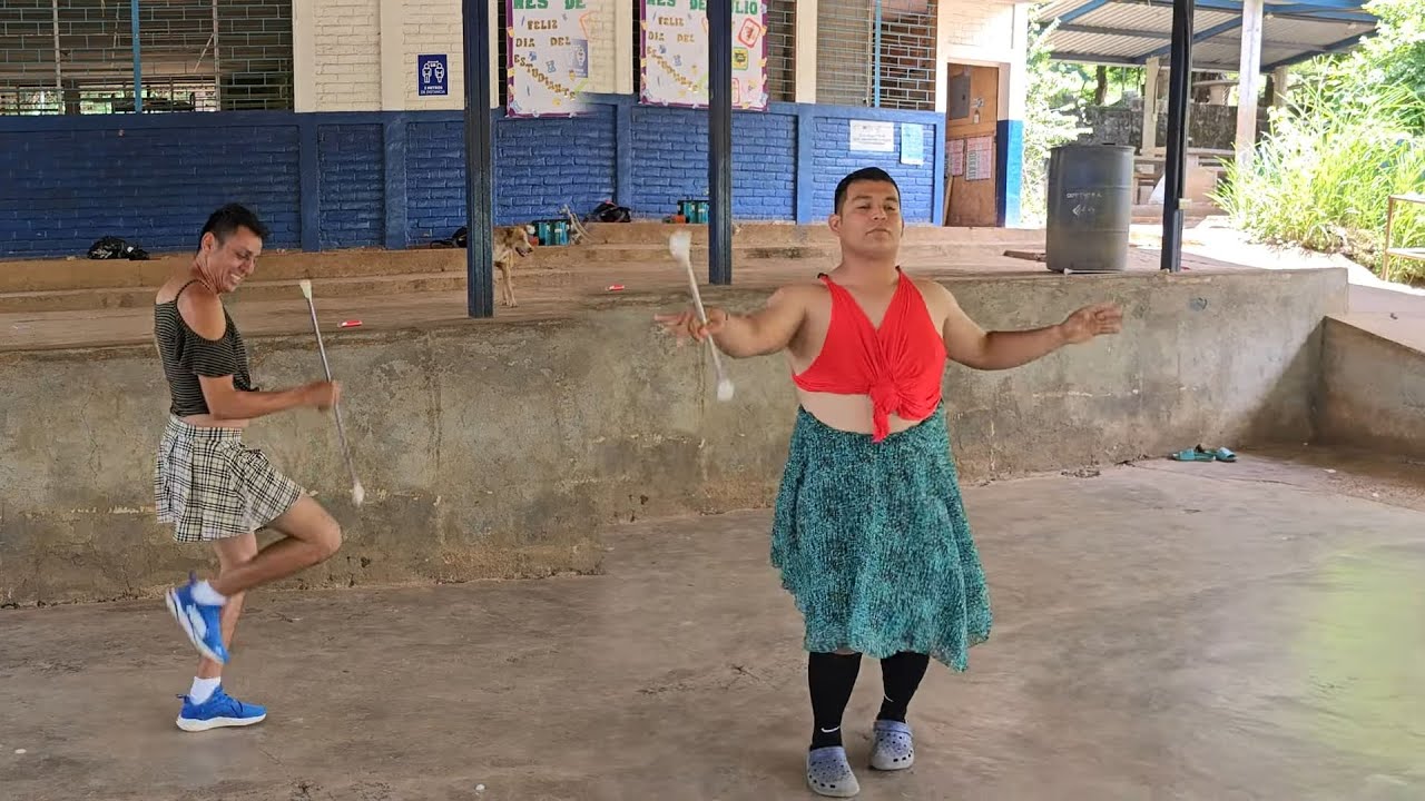 Impresionante  forma de seducir a todos los televidentes🤩con sus movimientos.