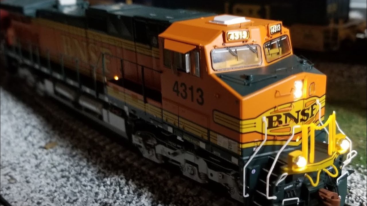 Review: ScaleTrains.com HO Dash 9 loco w/ESU LOKSound v5.0, 9-44CW C40-9W C44 Scale Trains