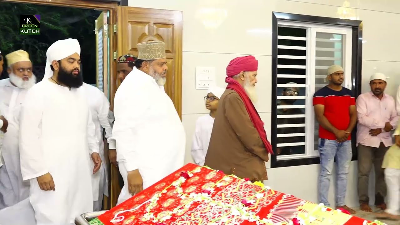 हस्मी मियां और अमिनुद्दी कादरी मुफ्ती ए कच्छ की मजार पर तशरीफ लाये