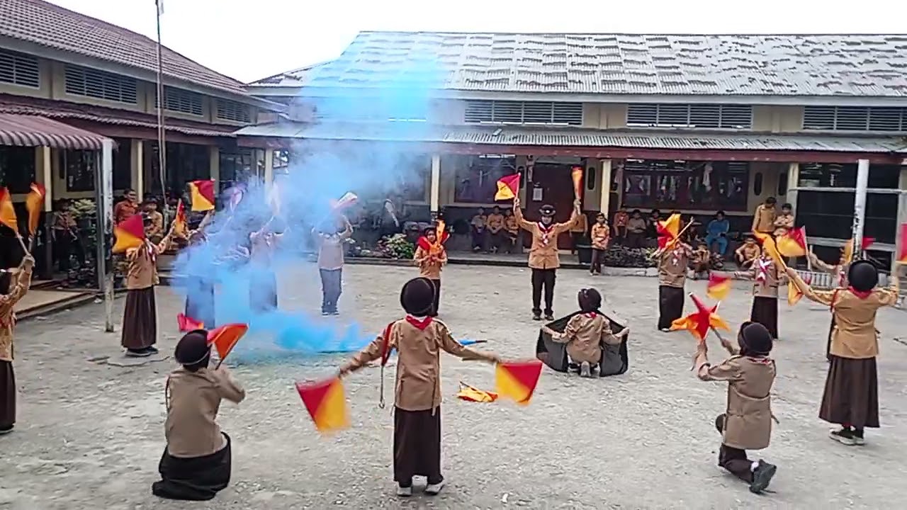 Pentas seni yang dipimpin oleh ketua kelompok Miftah kelas 6A