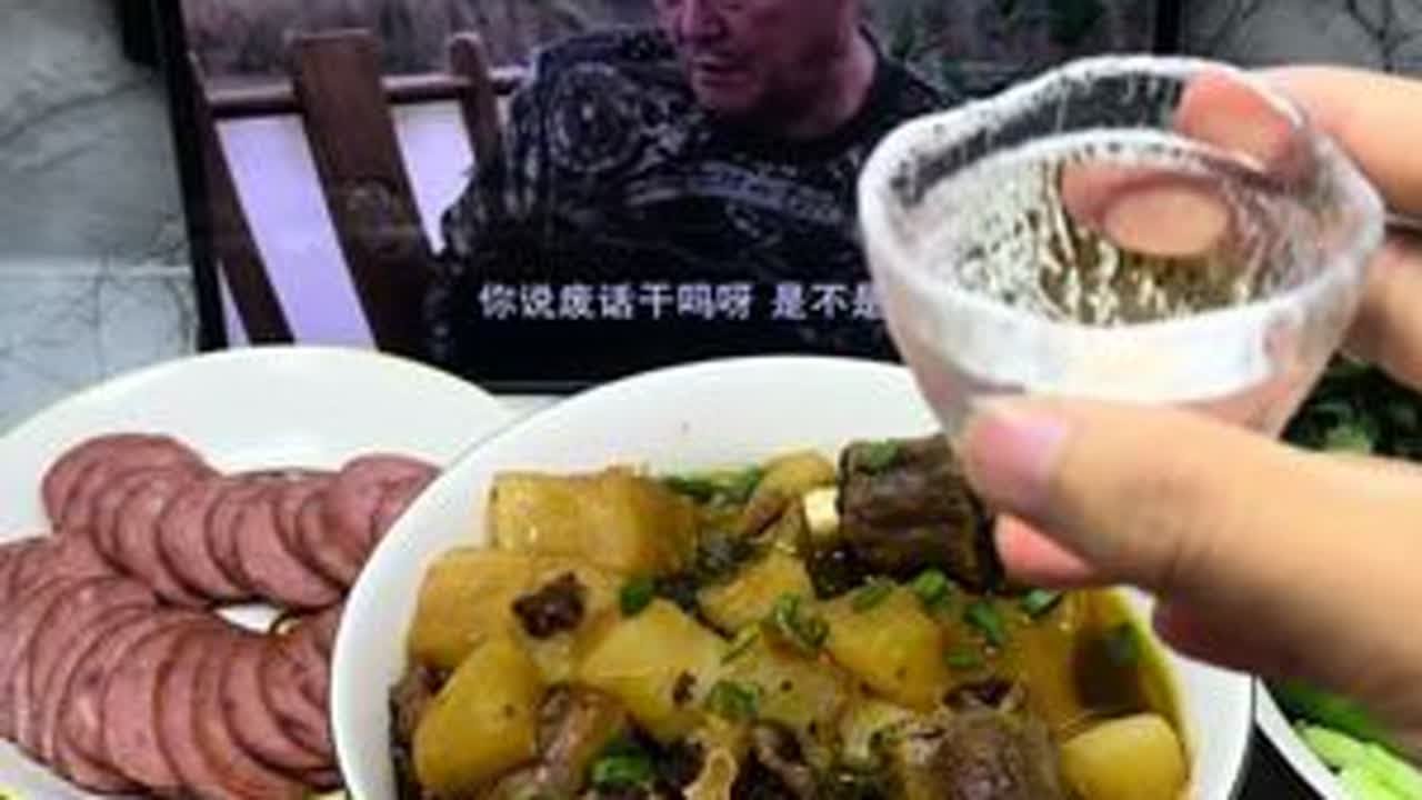 下晚黑回家吃饭吧 老妈给拿菜了 #日常vlog #东北 #妈妈的味道#蘸酱菜