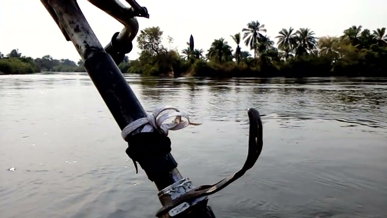 Par manque de Bac sur la rivière Lulua, à Kananga on traverse par pirogue.