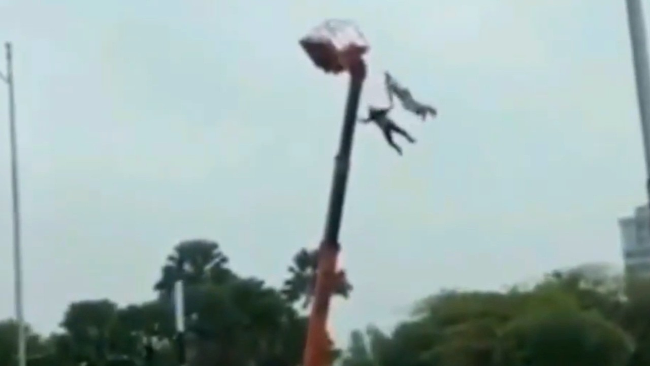 WORKERS FALL FROM A BOOM LIFT 😱