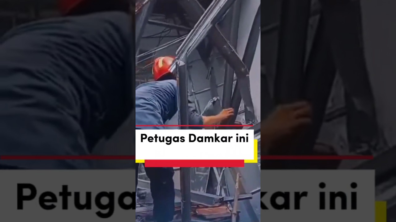 AKSI ANGGOTA DAMKAR SELAMATKAN PHOTO PRESIDEN PRABOWO DI RERUNTUHAN. 