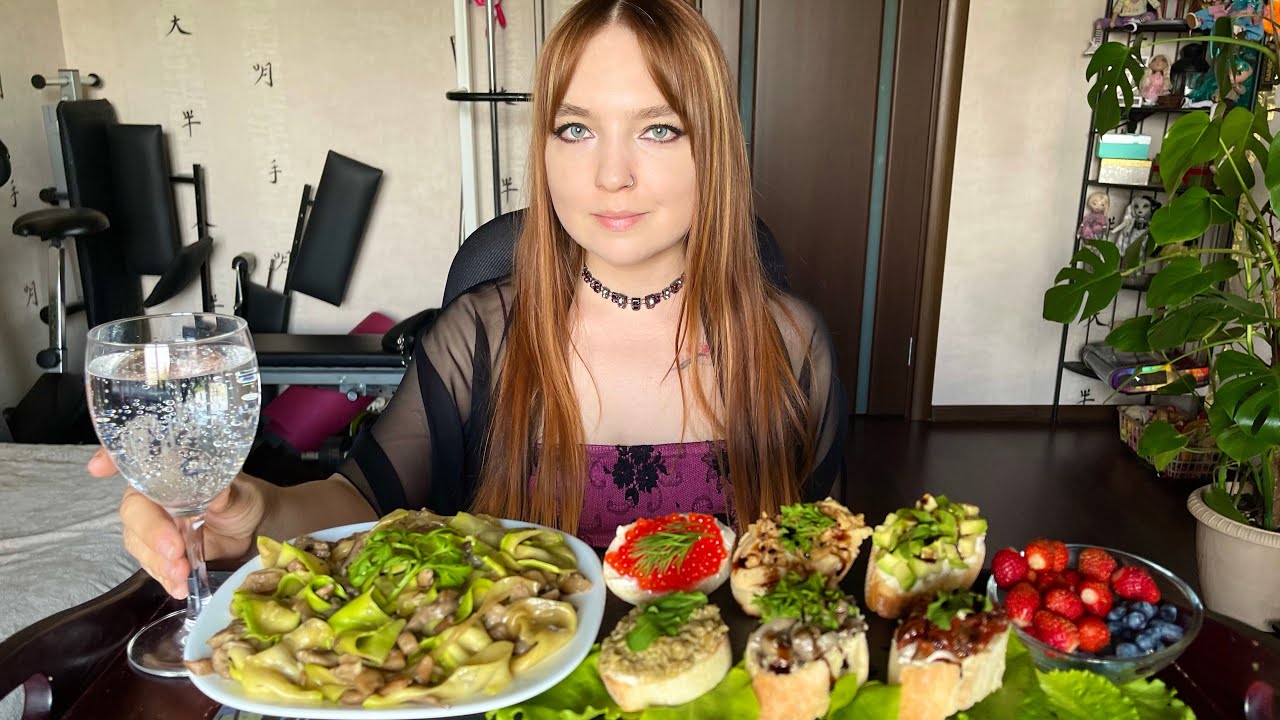 Мукбанг | Паста из кабачка, брускетты, ягода |  Mukbang | Zucchini pasta, toasts, berries 🍓