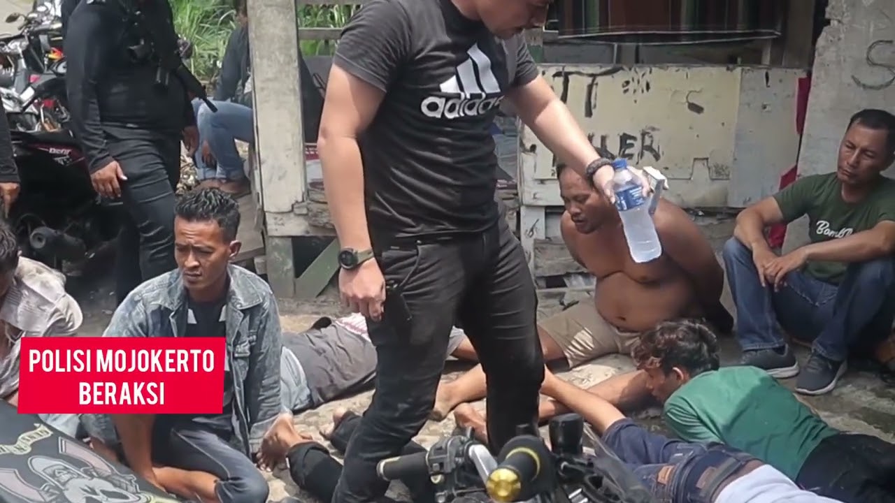 Tegang !! Polisi Mojokerto saat Gerebek Kampung Narkoba