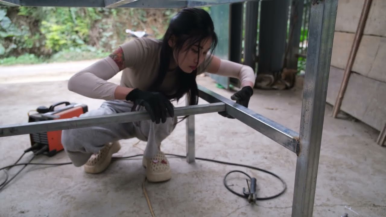 No One Expected These Two Girls to Build Such a Stunning Table 