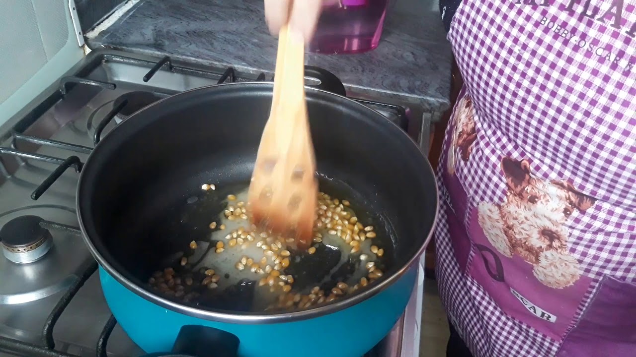Palomitas de maiz dulces en sartén