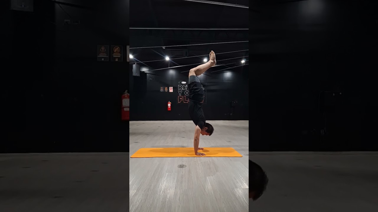 2025.02.14 My daily Yoga rutine: balanceworkout, pinchamayurasana, handstand and others