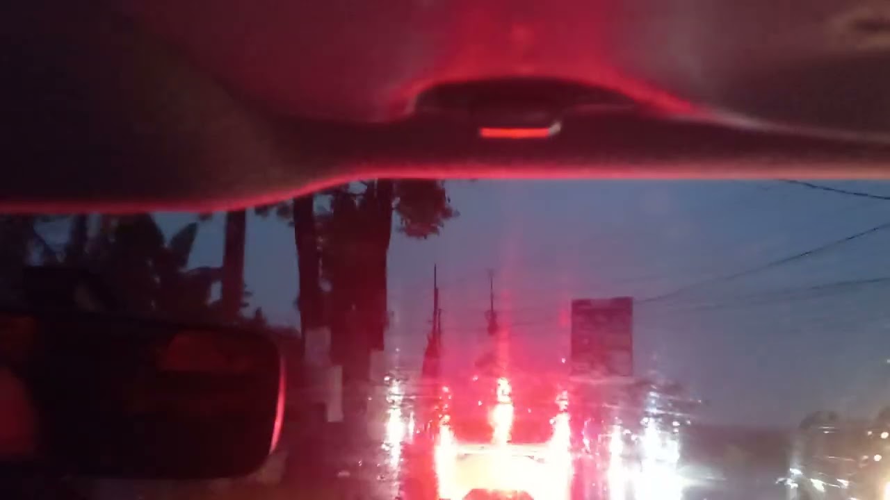Hampir cilaka motor lawan arus & mobil pribadi nyaru mobil poli....(norak)