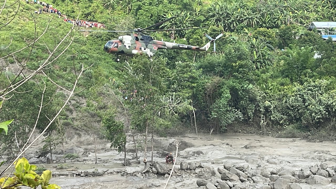 त्रिशुलि नदी को बिचमा फसेका १ दम्पति को नेपालि सेना द्वरा उद्दार यसरि गरियो पुरा भिडियो !Nepal Army