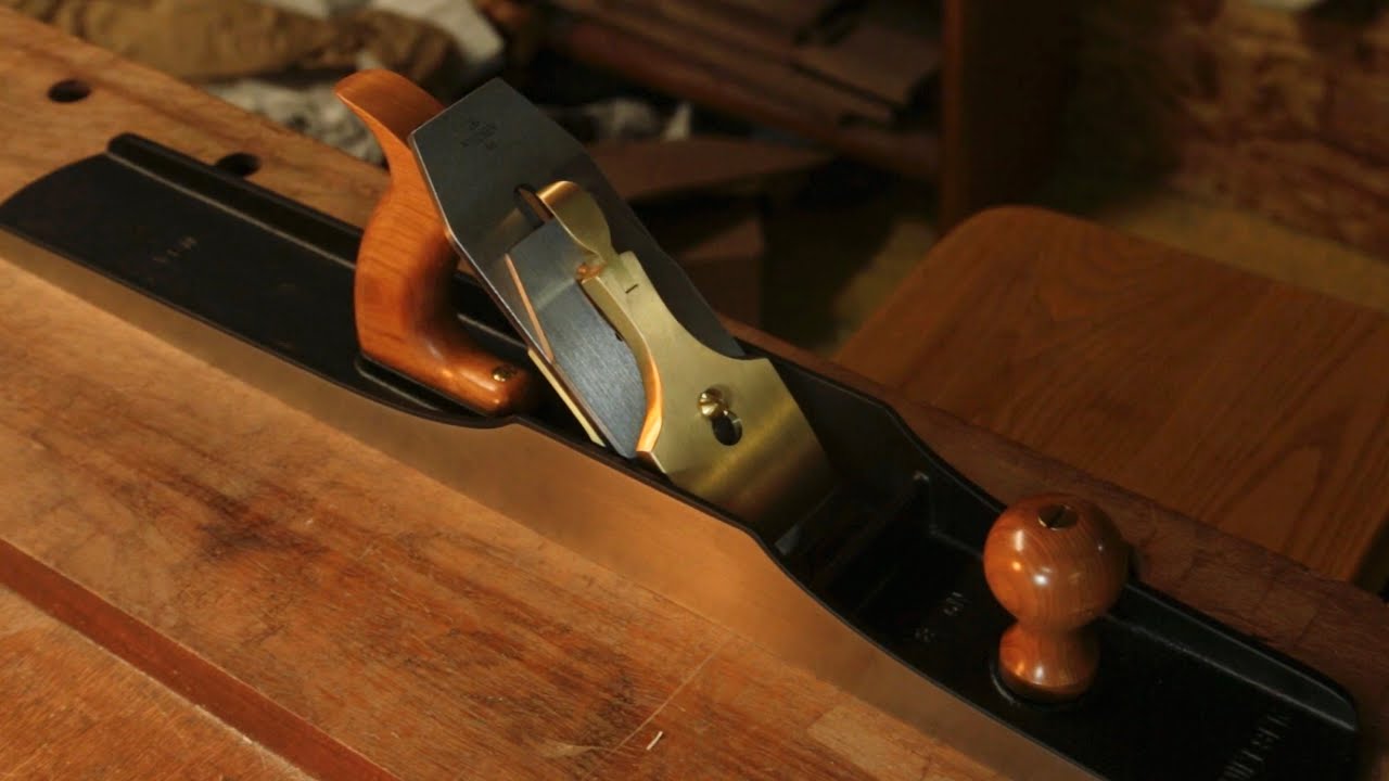 Jointing sapele wood by hand - Lie Nielsen No 8 Jointer plane