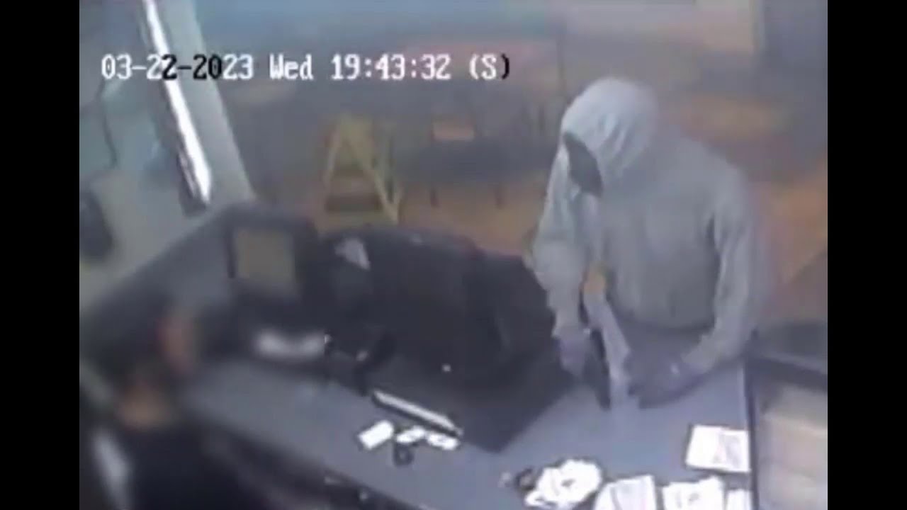 Suspect pulls gun out on Jack in the Box employee, demands money from register in north Houston