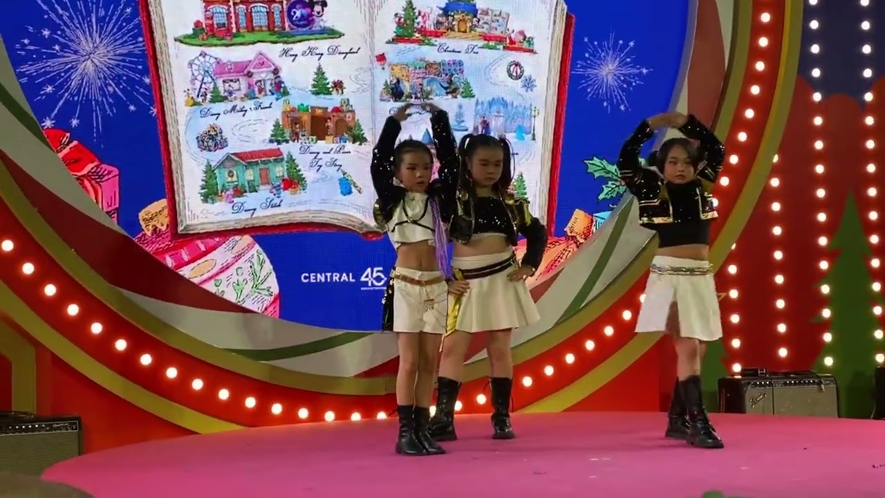 Golden Huntrix show (K-pop demon hunter) #lillysurprise #kpopdemonhunter  #huntrix #golden #rumi