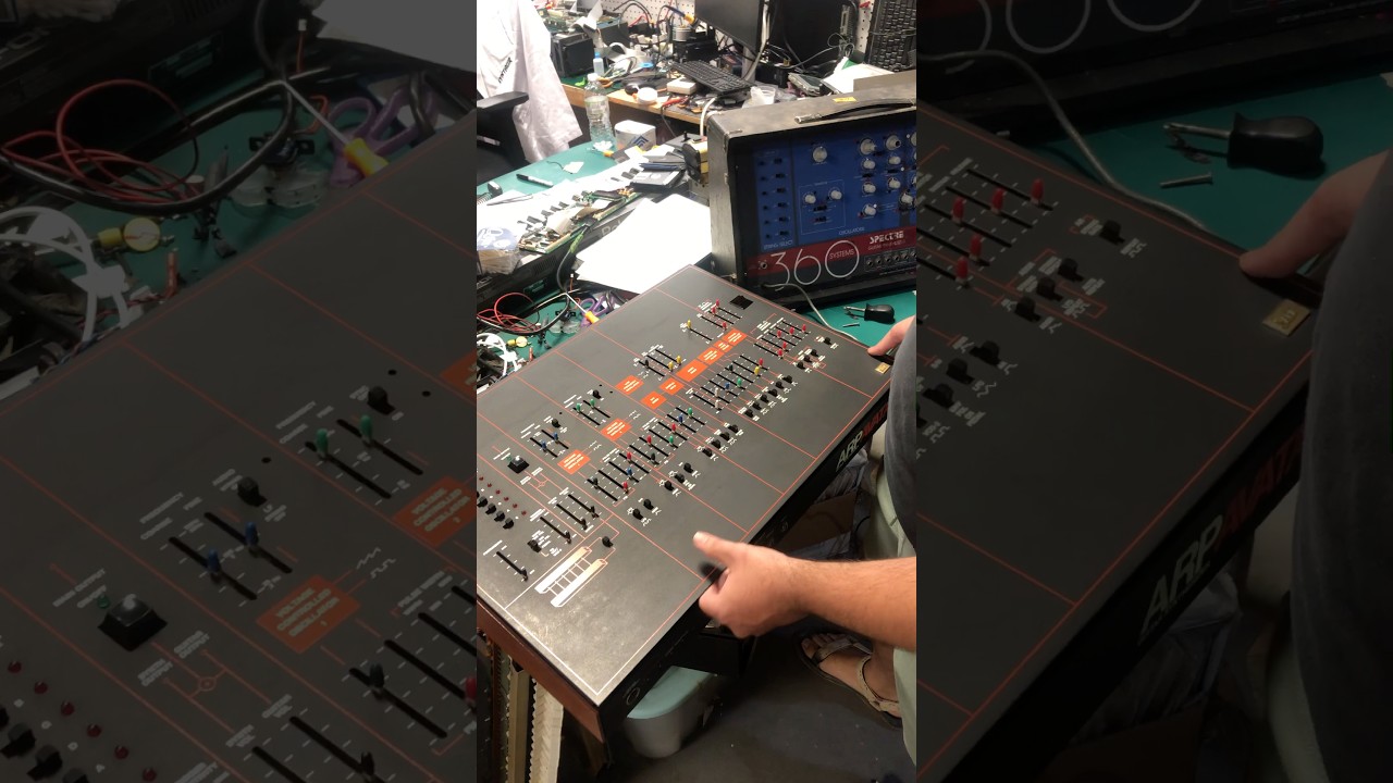 WTOREK TECHNICZNY! Dziś Travis testuje kilka rzadkich syntezator&oacute;w gitarowych! 🎹🎸#syntaur #techtu...