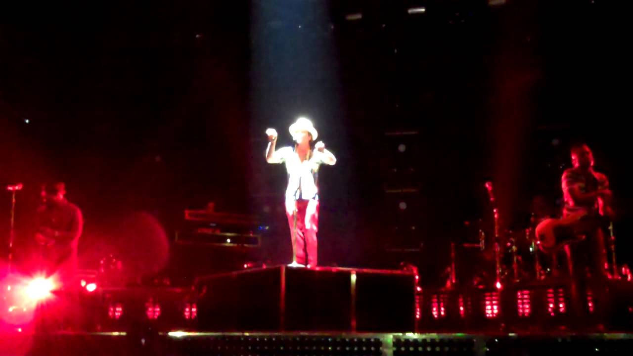 'Show Me' Bruno Mars - The Moonshine Jungle Tour at London O2 Arena - Oct 9, 2013 HD