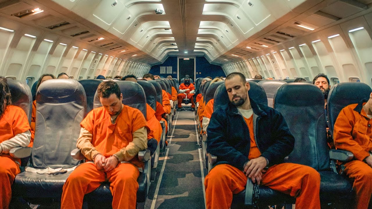 طائرة بتنقل اخطر مساجين العالم بتقع في مدينة صغيرة | ملخص مسلسل The Last Frontier