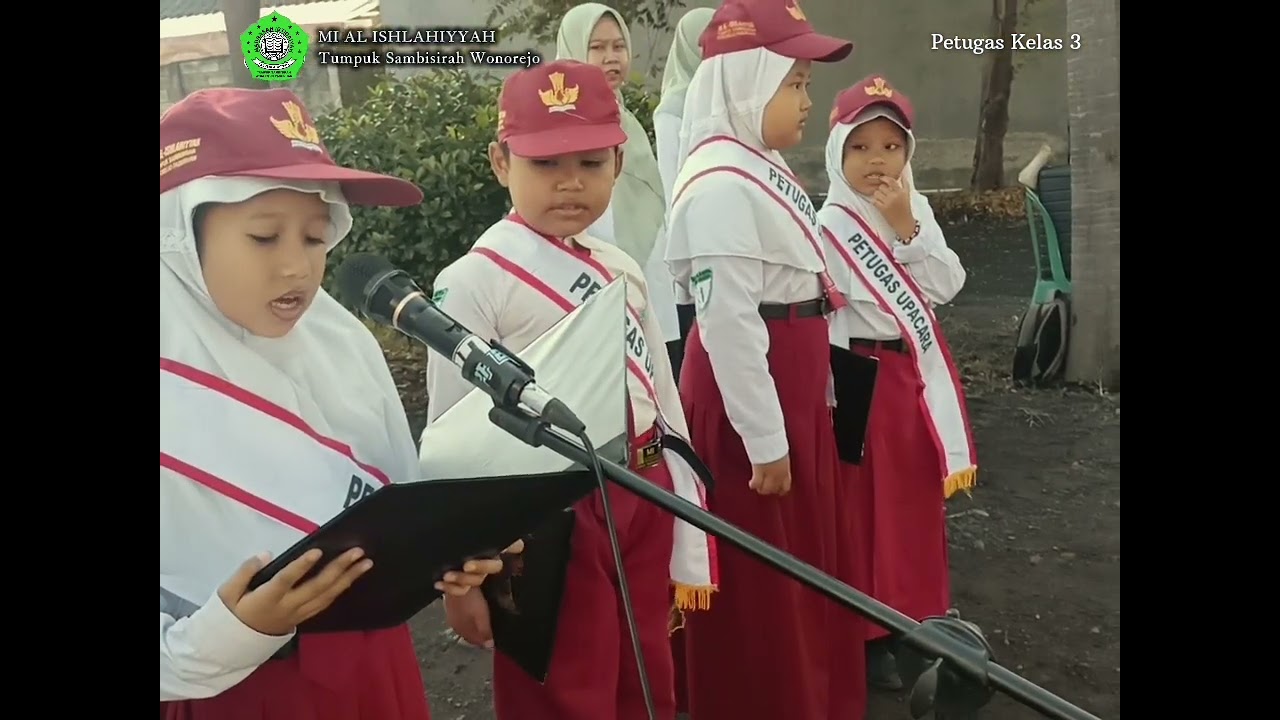 Upacara hari Senin oleh petugas kelas 3 mi