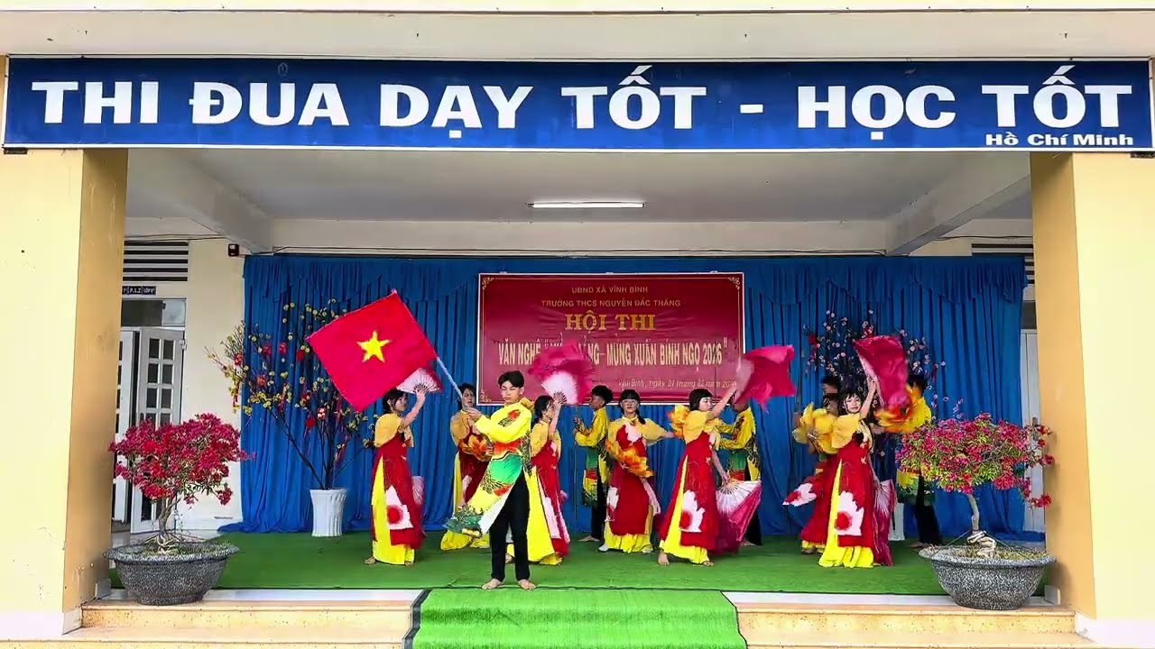 Tiết mục GIAI ĐIỆU TỰ HÀO: THỊNH VƯỢNG VIỆT NAM SÁNG NGỜI...trình bày lớp 7/3.