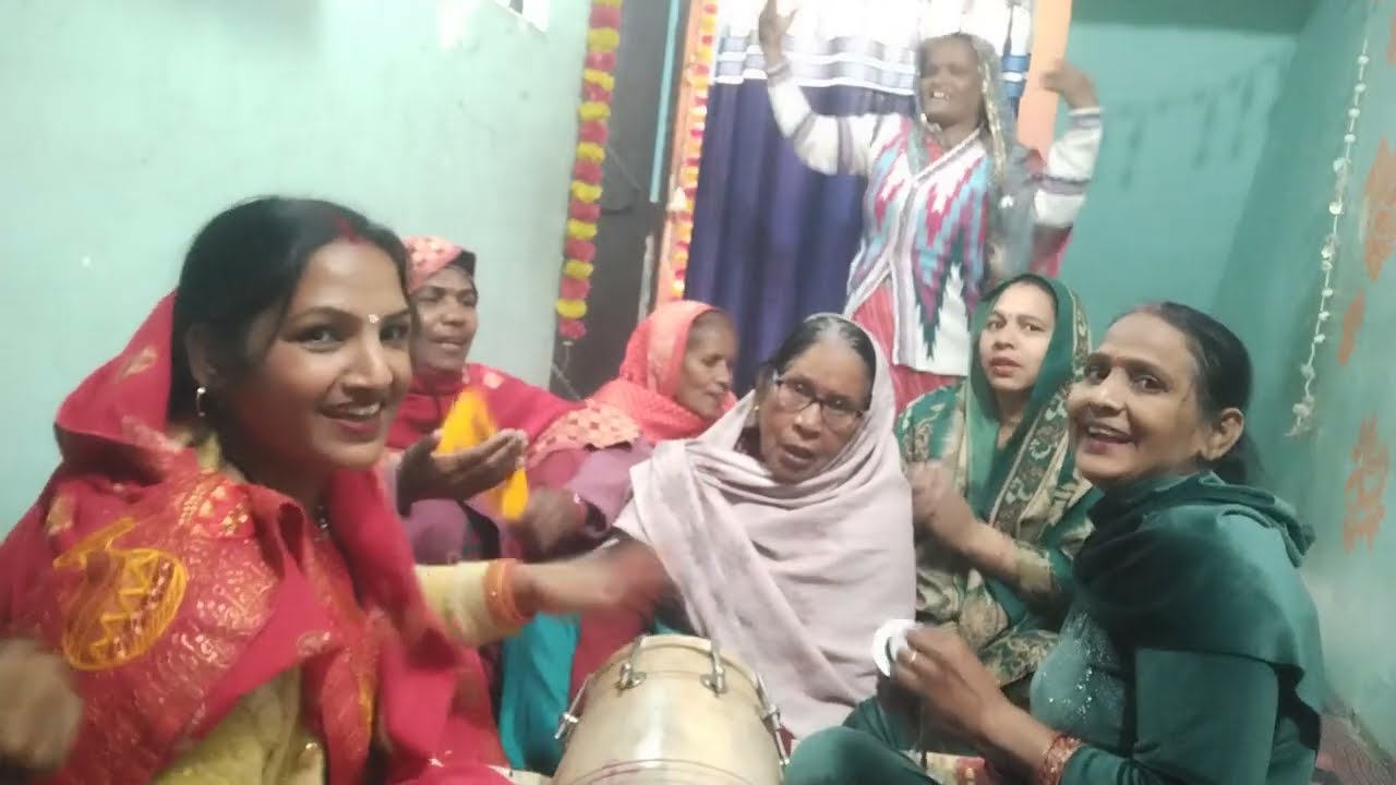 ओढ़ चुनरिया लाल मैं नाचू तेरेअंगना में