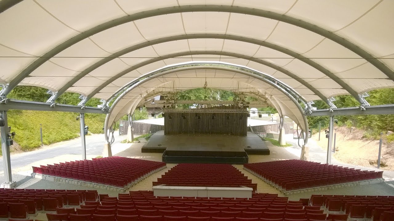 Besucher des Naturtheaters Bad Elster sitzen im Trockenen