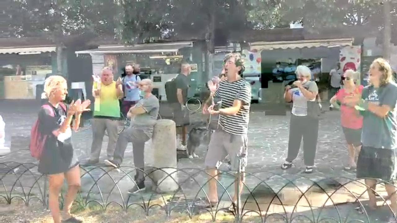C'è Susanna Ceccardi in tour a Livorno, Bobo Rondelli protesta cantando Imagine