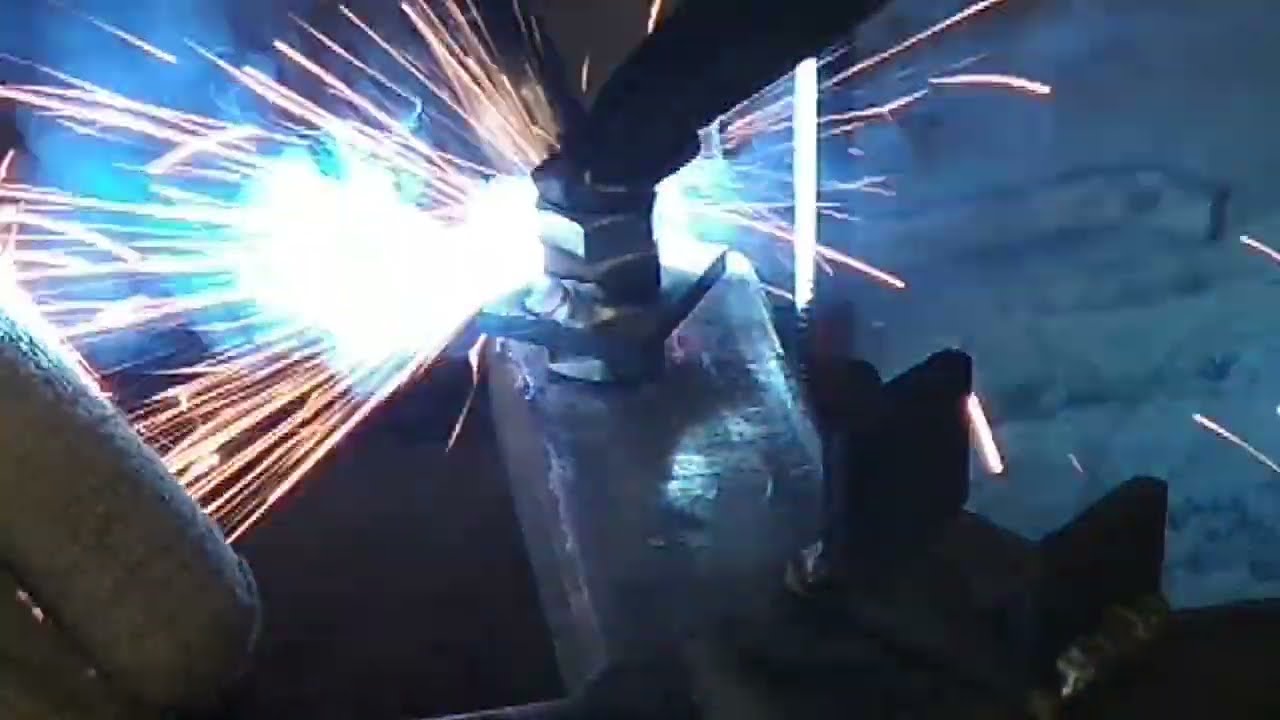 Вырезаем круглое отверстие в листе металлаBulgarian compass, or cut a round hole in a sheet of metal