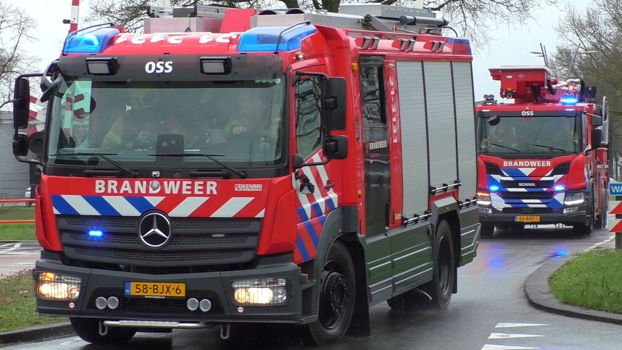 Brandweer Oss TS 21-3131 en HW 21-3151 met spoed naar een woningbrand aan de Spoorlaan in Oss