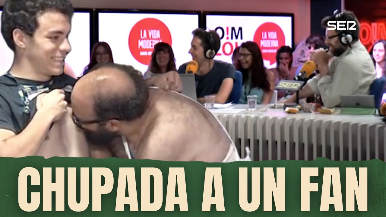 Ignatius le chupa un pezón a su discípulo