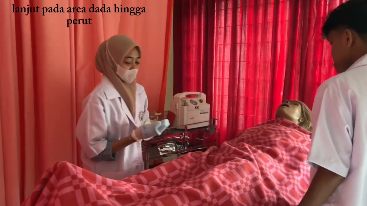membantu memandikan pasien diatas tempat tidur 