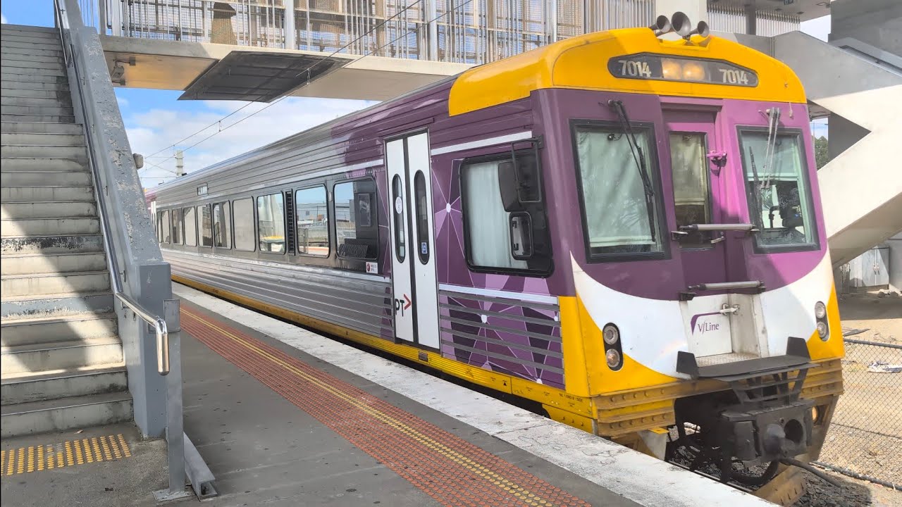 Vline Sprinter train Roxburgh Park