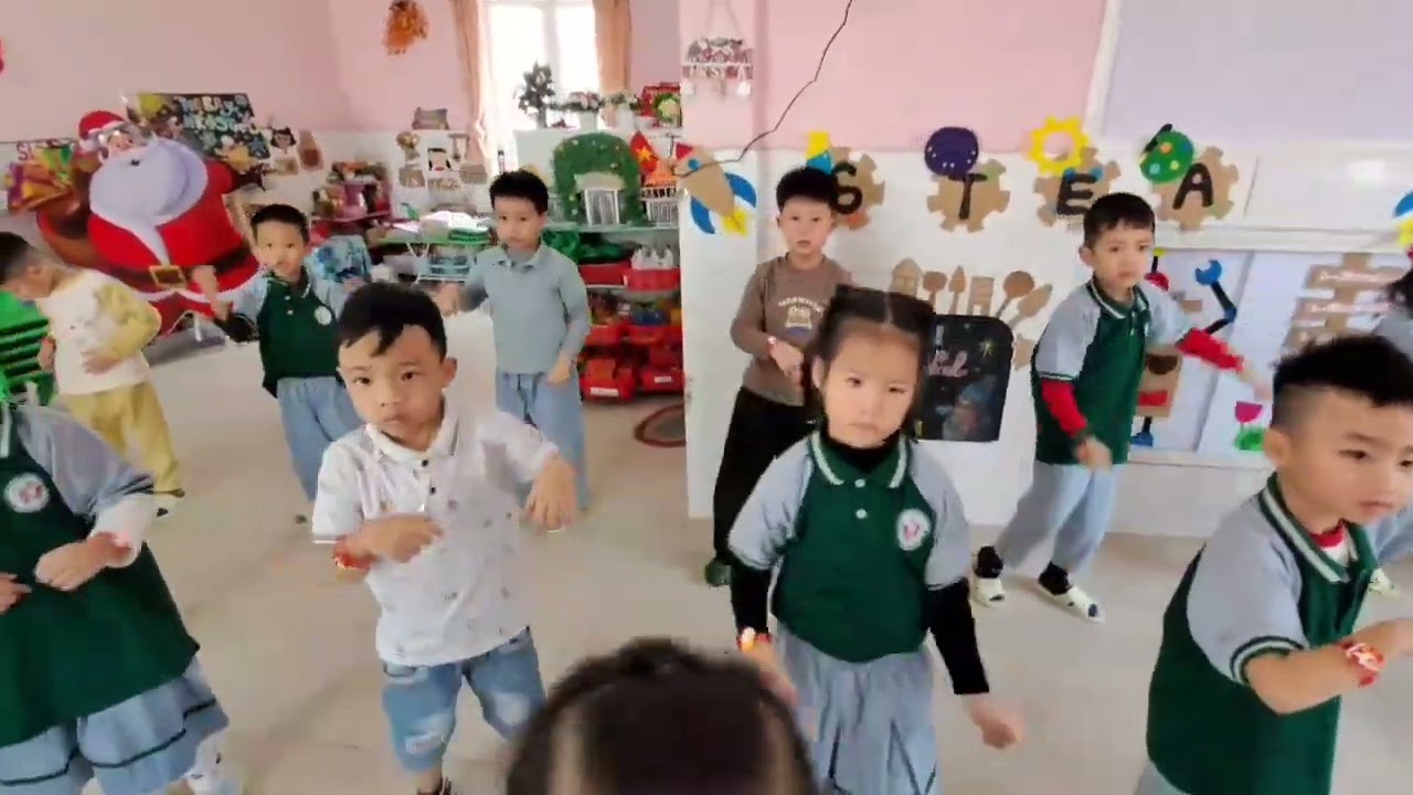 Chin và các bạn tập múa hát cho dịp Giáng Sinh