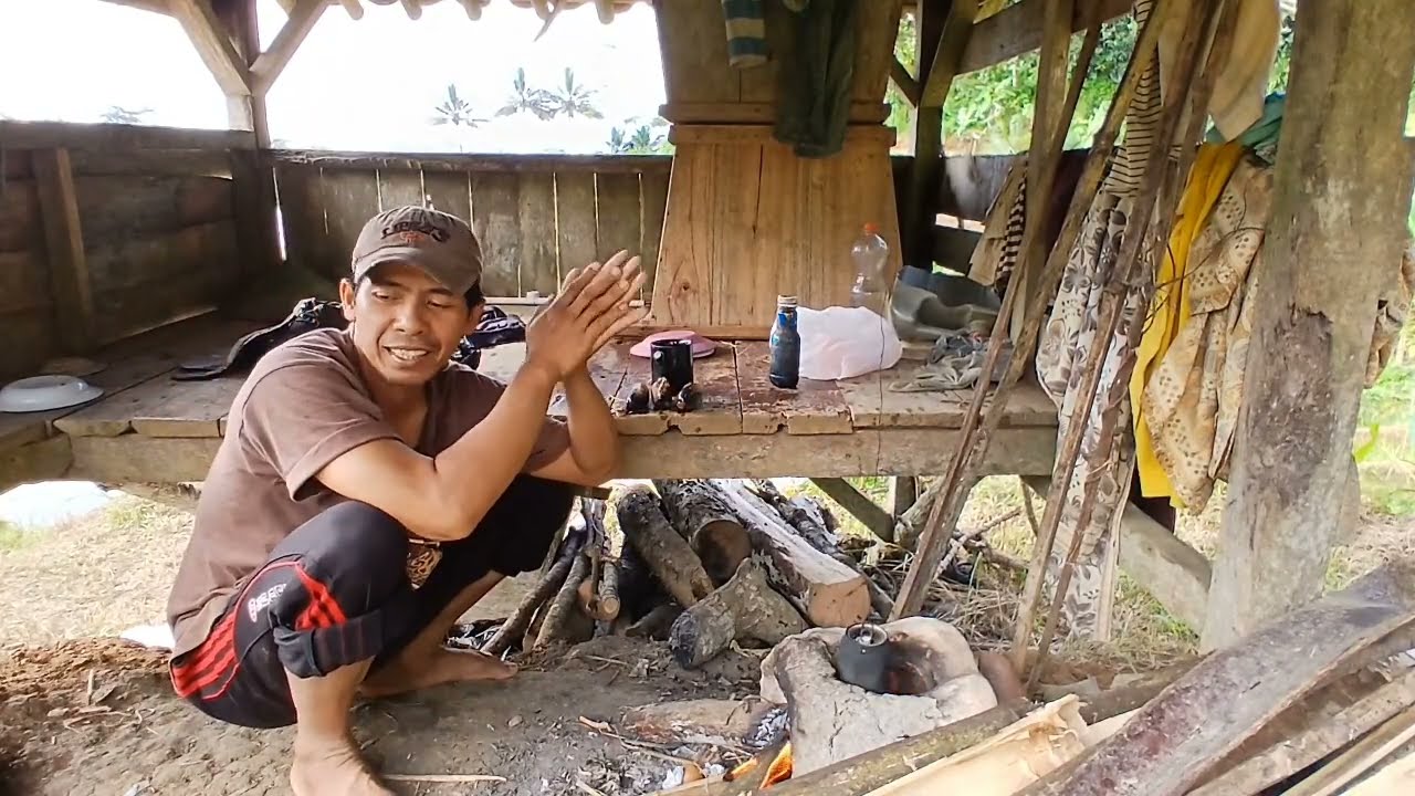 Menikmati Pisang Bakar dan Air Gula Aren, Perbaiki Pipa Saluran Air