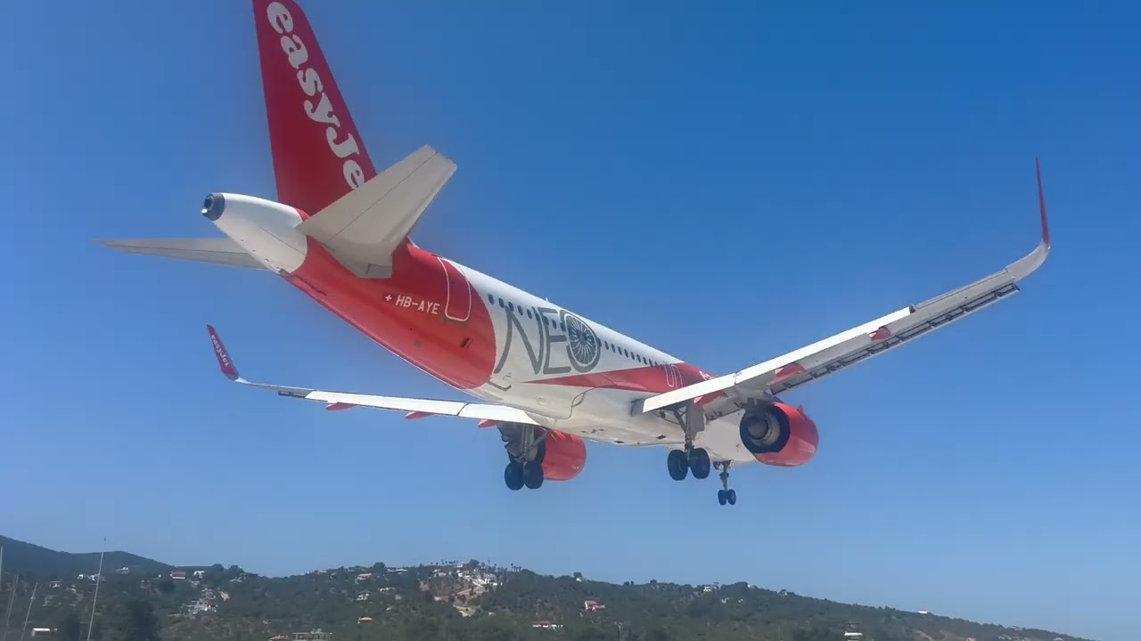 Planes at Skiathos – Someone Falls Over During Full Power Takeoff 😳