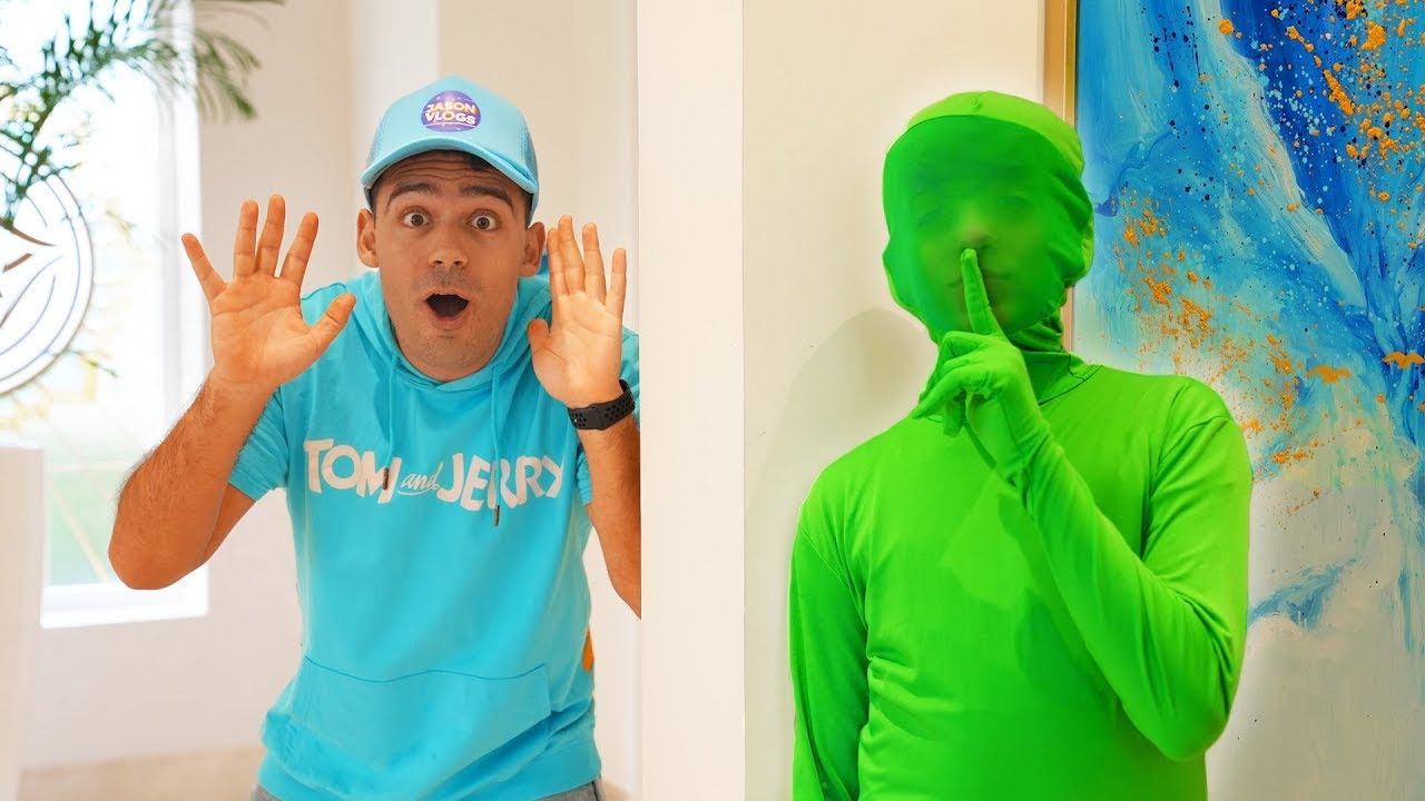 Jason अपने हरे अदृश्य सूट के साथ Alex के साथ मज़ाक करता है!