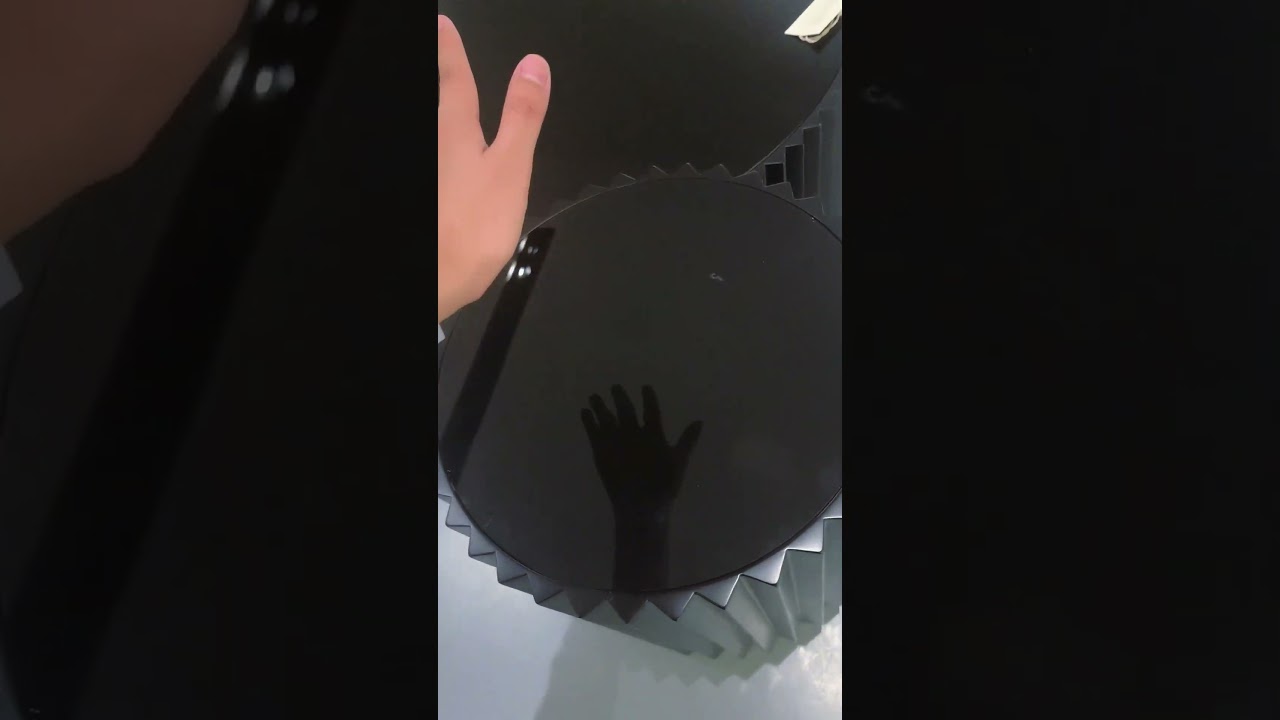 Curved zigzags reflect light and shadow, and every moment is a visual magic 🌑