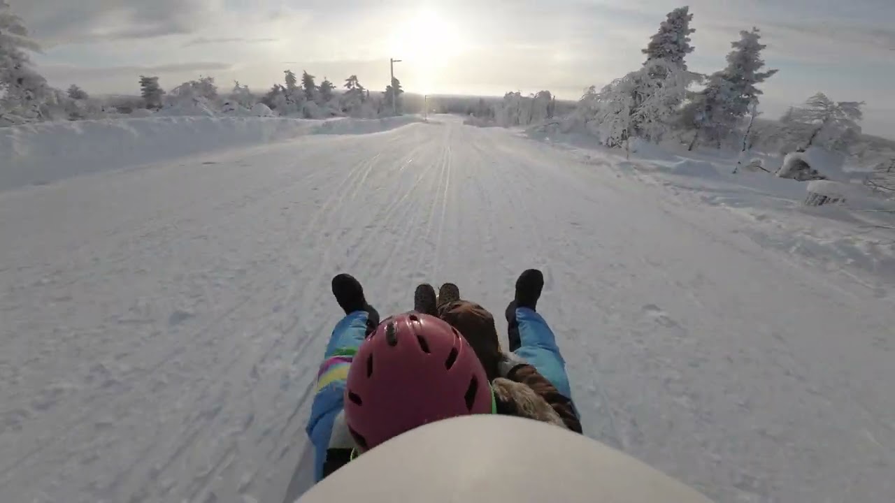 Seikkailu Suomen pisimmällä pulkkamäellä Saariselällä: 1,8 km vauhtia ja hauskanpitoa pakkassäässä!