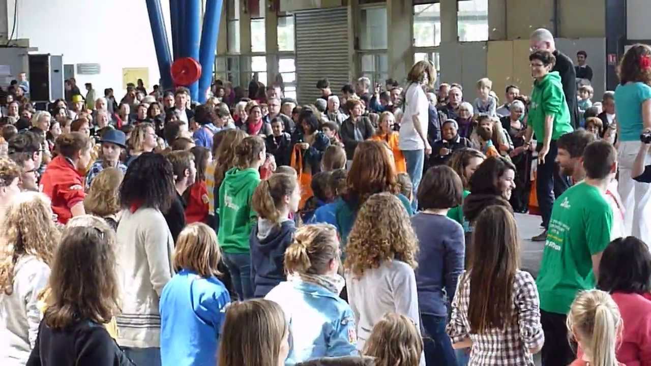 Flashmob alpexpo Grenoble Pentec&ocirc;te 2013