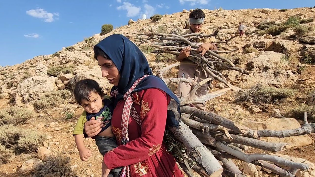 Documentary about a nomadic man and woman going to collect firewood in the mountains
