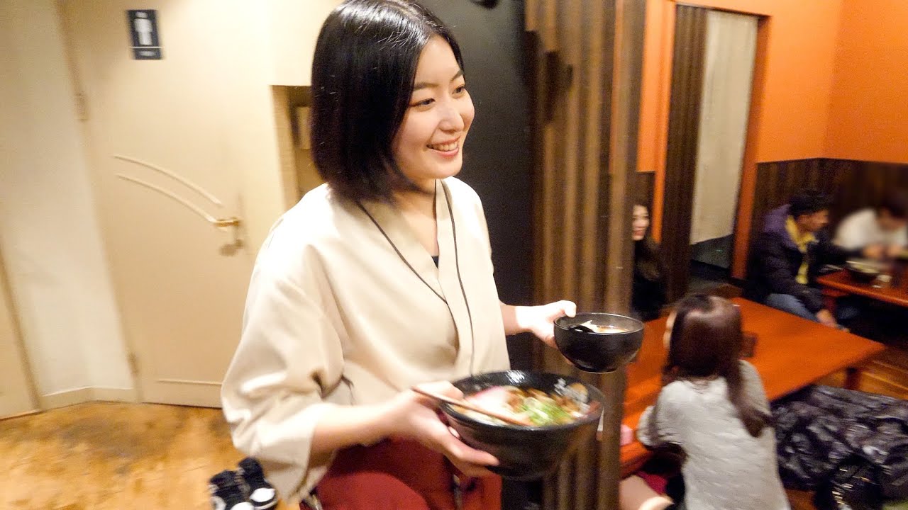 【閉店】夜２２時開店→早朝５時大繁盛。看板娘が働く北九州の肉うどん屋丨Fukuoka meat udon